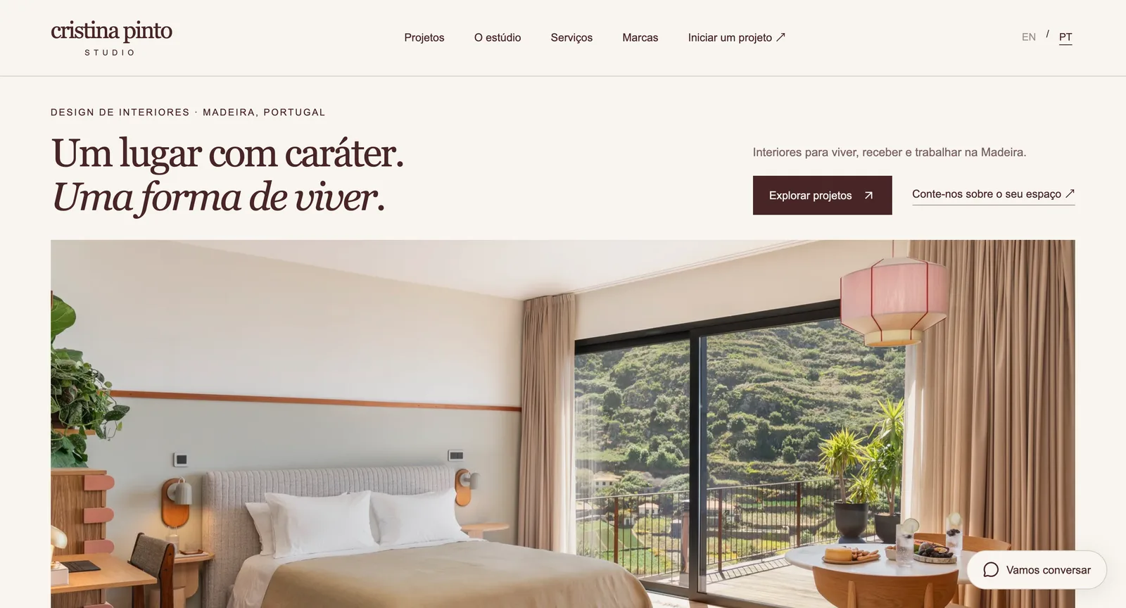 The homepage in Portuguese: Um lugar com caráter. Uma forma de viver.